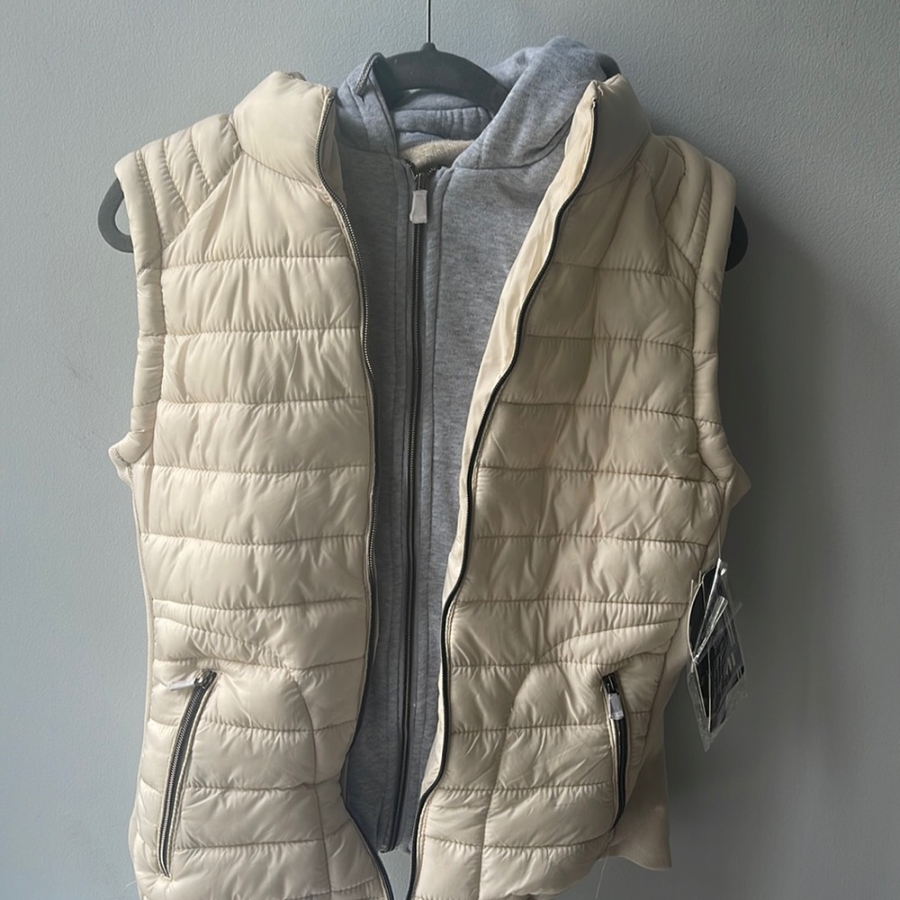 HOODED VEST